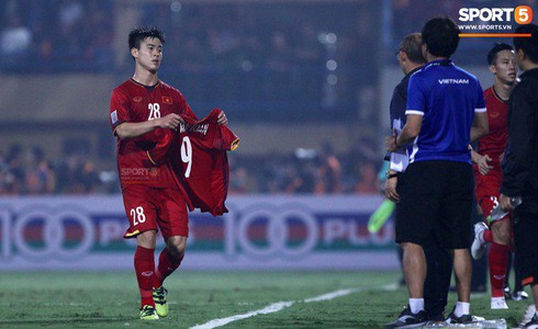 Việt Nam 3-0 Campuchia: Thầy trò HLV Park Hang-seo vào bán kết với ngôi nhất bảng - Ảnh 5.