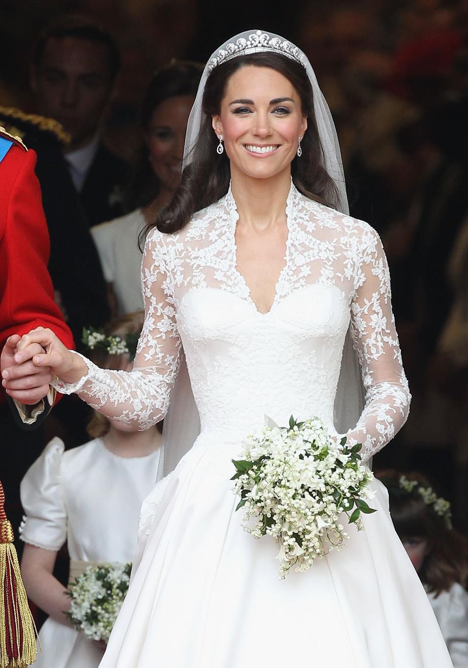 Thợ may tiết lộ sự bất đồng trang phục phù dâu giữa Meghan Markle và Kate  Middleton