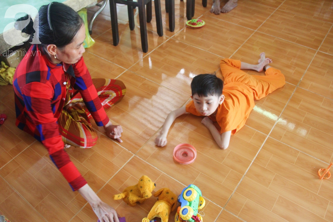 Bị bố bỏ rơi, phép màu đã đến với bé gái 5 tuổi bại não sống cùng người mẹ tật nguyền - Ảnh 1.