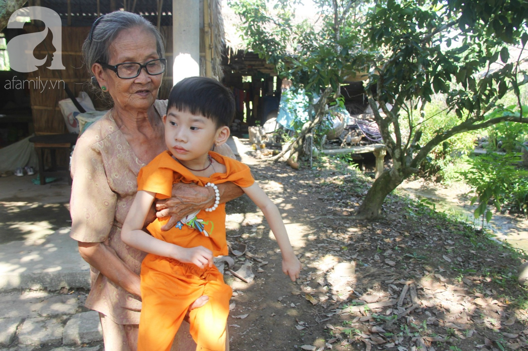 Bị bố bỏ rơi, phép màu đã đến với bé gái 5 tuổi bại não sống cùng người mẹ tật nguyền - Ảnh 6.