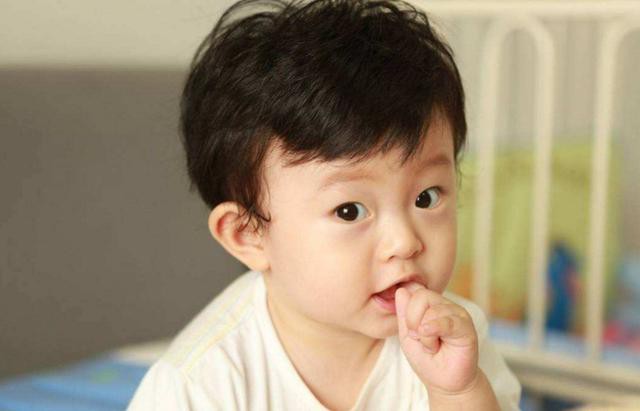 Đến độ tuổi này mà trẻ vẫn mút ngón tay, cẩn thận thành tật khó bỏ, ảnh hưởng đến sự phát triển - Ảnh 2.
