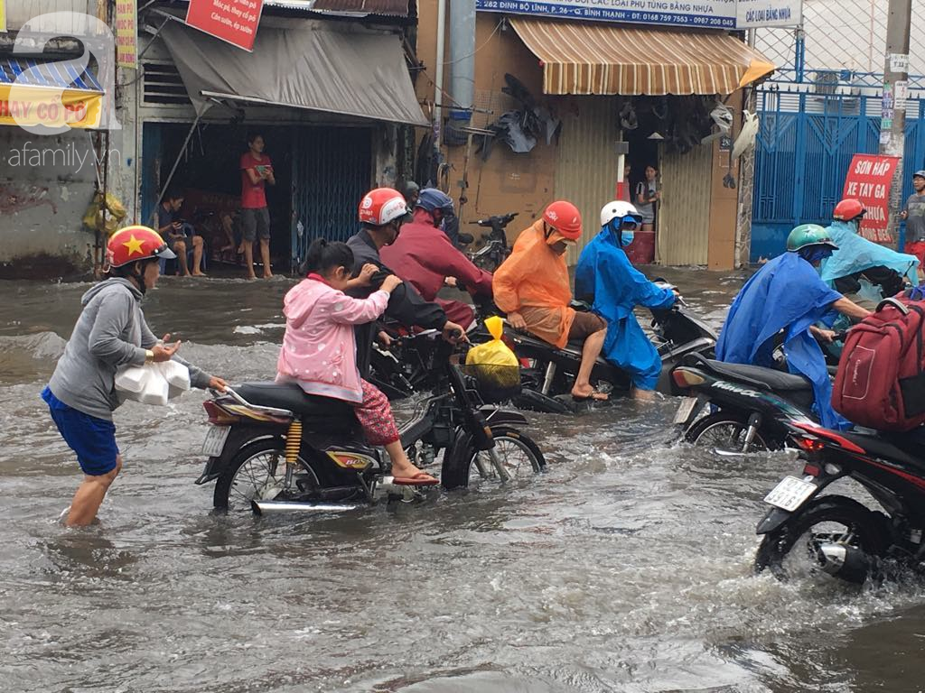 Sáng thứ 2 kinh hoàng: Kẹt xe, ngập nước, chết máy nằm la liệt, người Sài Gòn khốn khổ sau bão số 9 - Ảnh 4.