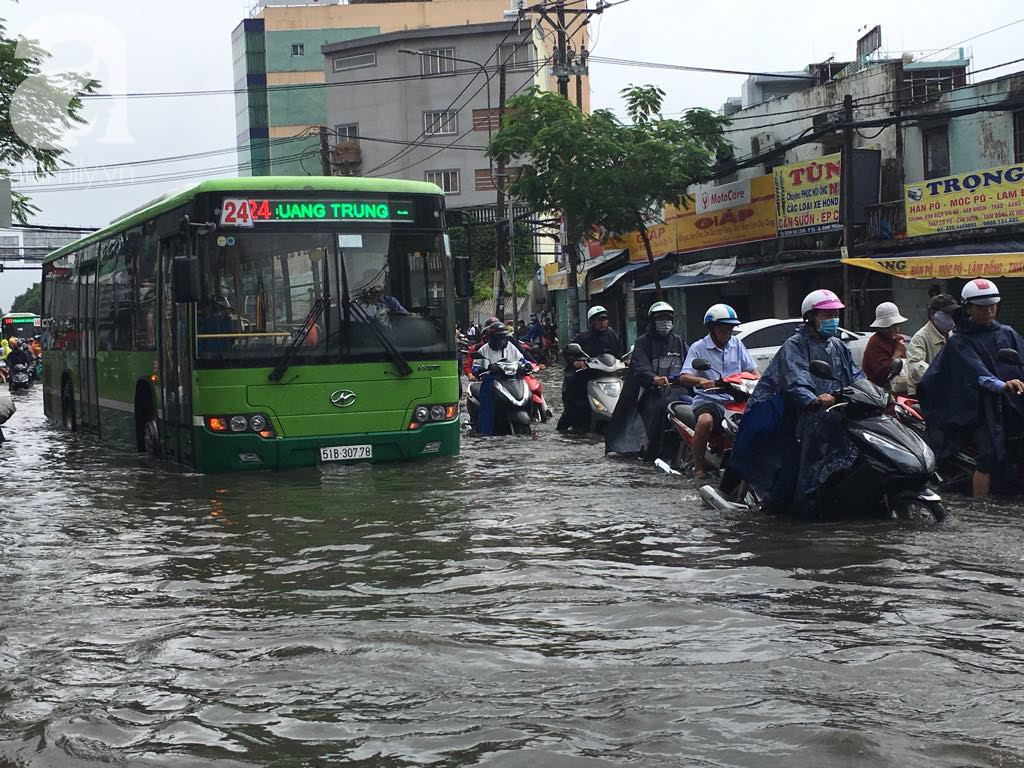 Sáng thứ 2 kinh hoàng: Kẹt xe, ngập nước, chết máy nằm la liệt, người Sài Gòn khốn khổ sau bão số 9 - Ảnh 5.