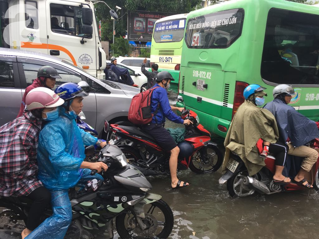Sáng thứ 2 kinh hoàng: Kẹt xe, ngập nước, chết máy nằm la liệt, người Sài Gòn khốn khổ sau bão số 9 - Ảnh 14.
