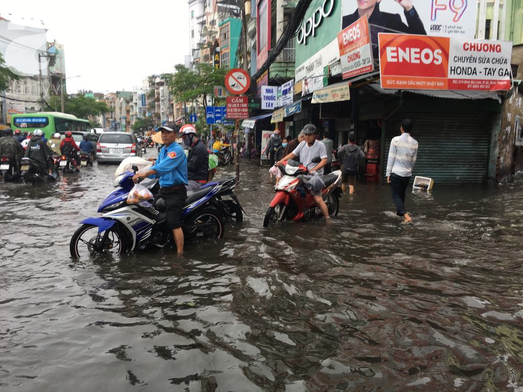 Sáng thứ 2 kinh hoàng: Kẹt xe, ngập nước, chết máy nằm la liệt, người Sài Gòn khốn khổ sau bão số 9 - Ảnh 6.
