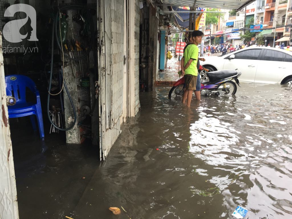 Sáng thứ 2 kinh hoàng: Kẹt xe, ngập nước, chết máy nằm la liệt, người Sài Gòn khốn khổ sau bão số 9 - Ảnh 15.