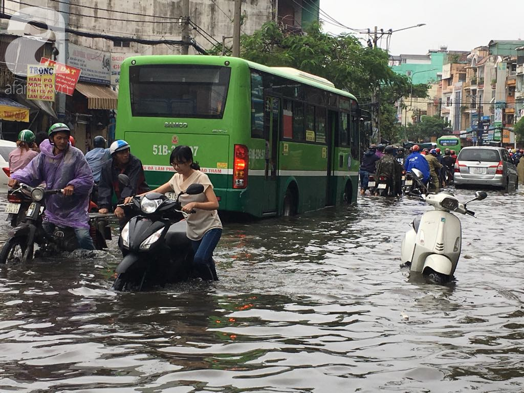 Sáng thứ 2 kinh hoàng: Kẹt xe, ngập nước, chết máy nằm la liệt, người Sài Gòn khốn khổ sau bão số 9 - Ảnh 17.