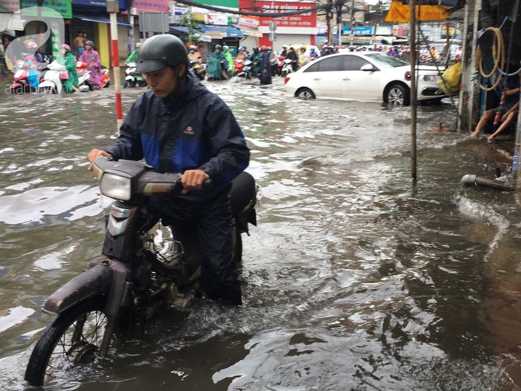 Sáng thứ 2 kinh hoàng: Kẹt xe, ngập nước, chết máy nằm la liệt, người Sài Gòn khốn khổ sau bão số 9 - Ảnh 19.