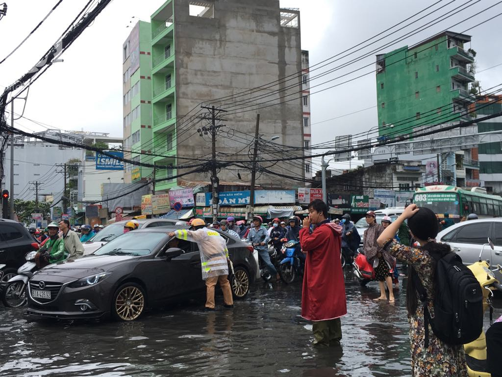 Sáng thứ 2 kinh hoàng: Kẹt xe, ngập nước, chết máy nằm la liệt, người Sài Gòn khốn khổ sau bão số 9 - Ảnh 20.