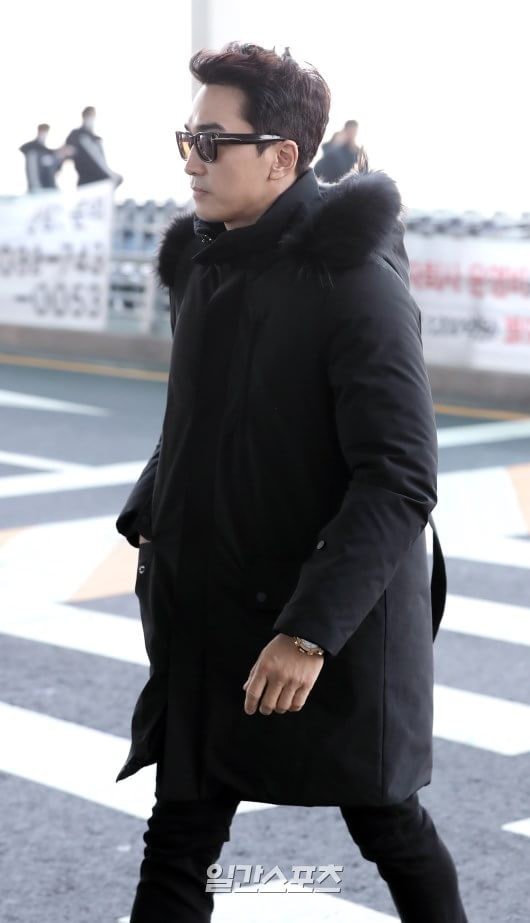 Sau Kim Tae Hee, U50 Song Seung Hun đẹp trai miễn chê khi xuất hiện tại sân bay Hàn Quốc để tới Đà Nẵng  - Ảnh 4.