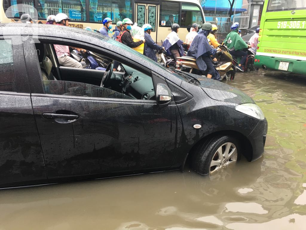 Sáng thứ 2 kinh hoàng: Kẹt xe, ngập nước, chết máy nằm la liệt, người Sài Gòn khốn khổ sau bão số 9 - Ảnh 8.