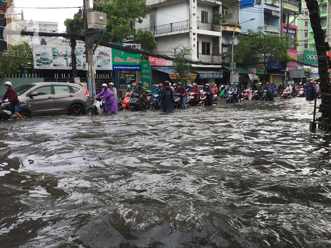Sáng thứ 2 kinh hoàng: Kẹt xe, ngập nước, chết máy nằm la liệt, người Sài Gòn khốn khổ sau bão số 9 - Ảnh 24.