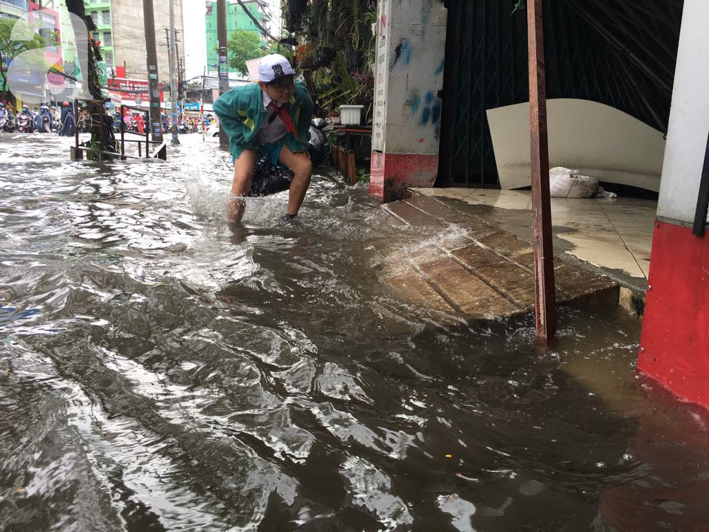 Sáng thứ 2 kinh hoàng: Kẹt xe, ngập nước, chết máy nằm la liệt, người Sài Gòn khốn khổ sau bão số 9 - Ảnh 10.