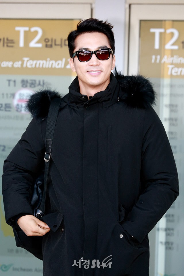Sau Kim Tae Hee, U50 Song Seung Hun đẹp trai miễn chê khi xuất hiện tại sân bay Hàn Quốc để tới Đà Nẵng  - Ảnh 7.