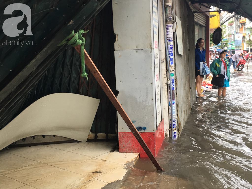 Sáng thứ 2 kinh hoàng: Kẹt xe, ngập nước, chết máy nằm la liệt, người Sài Gòn khốn khổ sau bão số 9 - Ảnh 12.