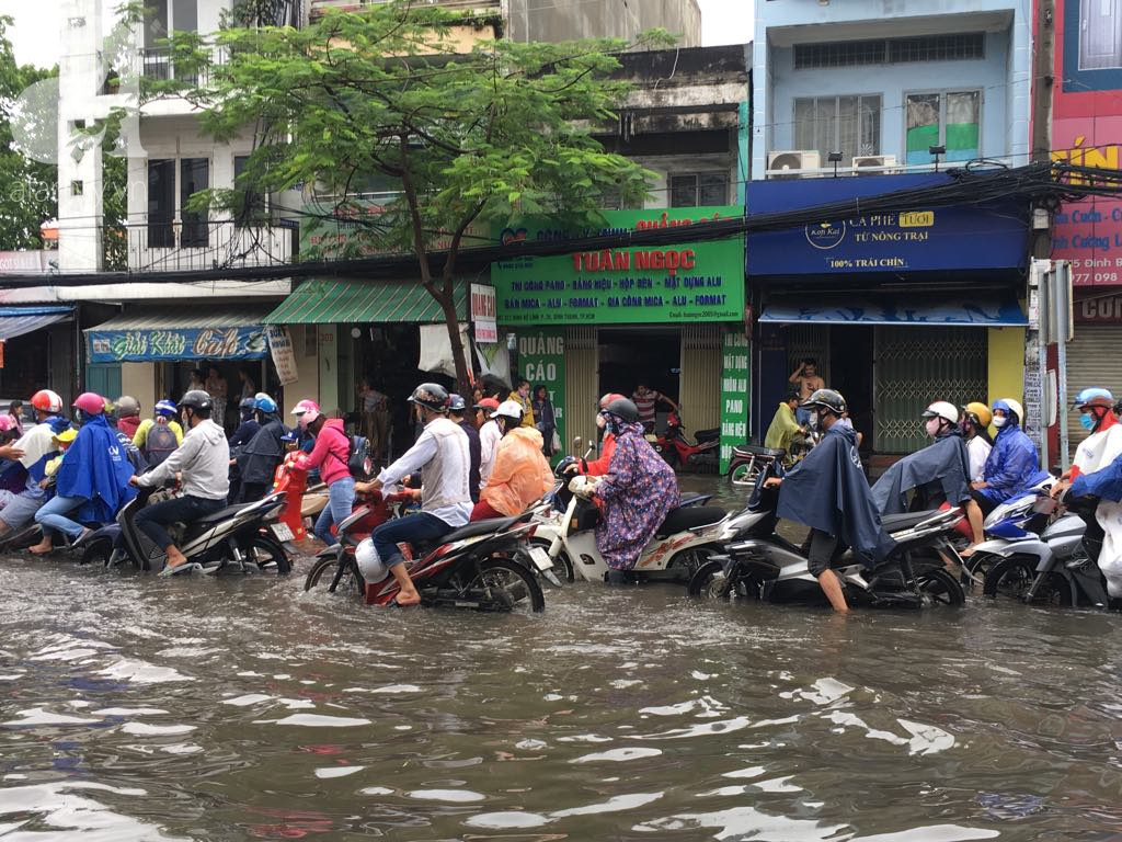 Sáng thứ 2 kinh hoàng: Kẹt xe, ngập nước, chết máy nằm la liệt, người Sài Gòn khốn khổ sau bão số 9 - Ảnh 13.