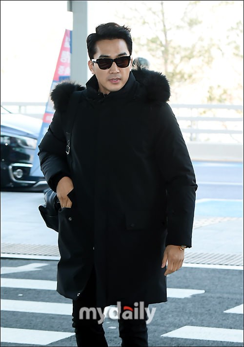 Sau Kim Tae Hee, U50 Song Seung Hun đẹp trai miễn chê khi xuất hiện tại sân bay Hàn Quốc để tới Đà Nẵng  - Ảnh 2.