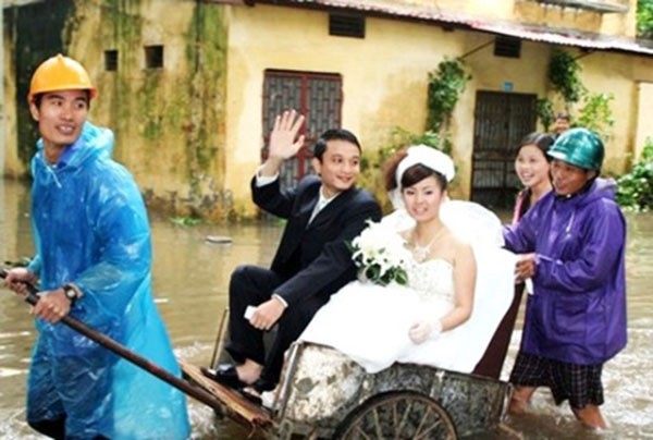 Đám cưới ngày mưa lũ: khi Thần Thủy Tinh làm chủ hôn thì cô dâu, chú rể chỉ có cười ra nước mắt - Ảnh 8.