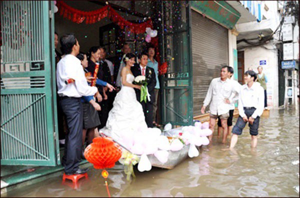 Đám cưới ngày mưa lũ: khi Thần Thủy Tinh làm chủ hôn thì cô dâu, chú rể chỉ có cười ra nước mắt - Ảnh 16.
