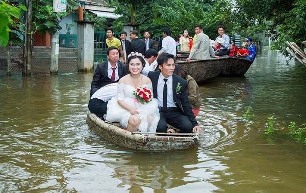 Đám cưới ngày mưa lũ: khi Thần Thủy Tinh làm chủ hôn thì cô dâu, chú rể chỉ có cười ra nước mắt - Ảnh 6.