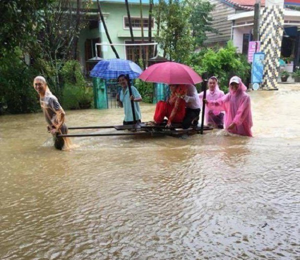 Đám cưới ngày mưa lũ: khi Thần Thủy Tinh làm chủ hôn thì cô dâu, chú rể chỉ có cười ra nước mắt - Ảnh 10.