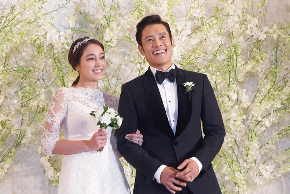 Dù vụ ngoại tình của Lee Byung Hun liên tục bị đào mộ, Lee Min Jung vẫn tự hào về cuộc hôn nhân hoàn hảo - Ảnh 2.