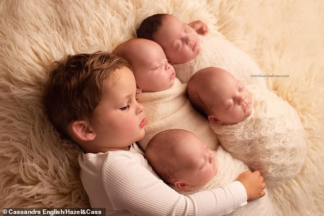 Ngắm 4 em bé đẹp tựa thiên thần trong ca sinh tư chào đời ở tuần thai thứ 29 - Ảnh 2.