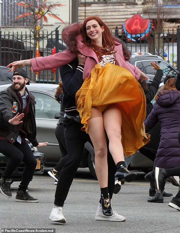 Tung tăng nhảy múa trên phố, Anne Hathaway lộ hàng vì bị gió thổi tốc váy - Ảnh 1.