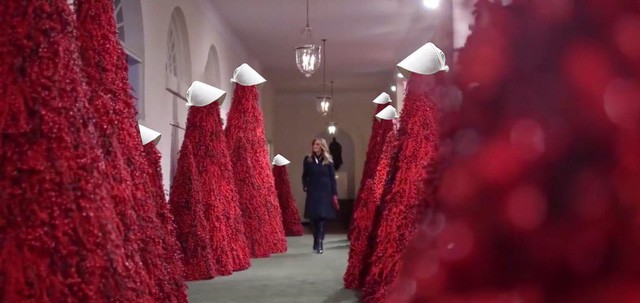 Trang trí Giáng sinh cho Nhà Trắng, bà Melania Trump gây tranh cãi khi sử dụng toàn cây thông màu đỏ - Ảnh 4.