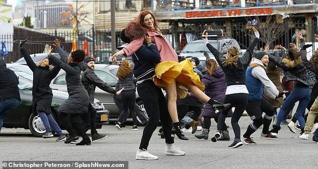 Tung tăng nhảy múa trên phố, Anne Hathaway lộ hàng vì bị gió thổi tốc váy - Ảnh 3.