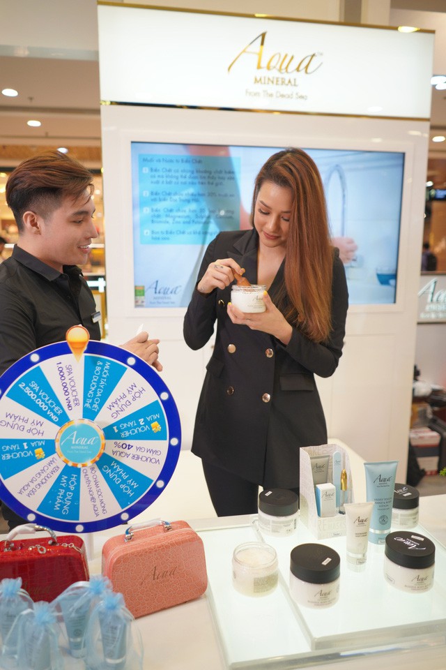 Theo chân Lilly Nguyễn khám phá cửa hàng mới của Aqua Mineral và Gold Elements tại Vincom Đồng Khởi - Ảnh 3. Theo chân Lilly Nguyễn khám phá cửa hàng mới của Aqua Mineral và Gold Elements tại Vincom Đồng Khởi - Ảnh 3.