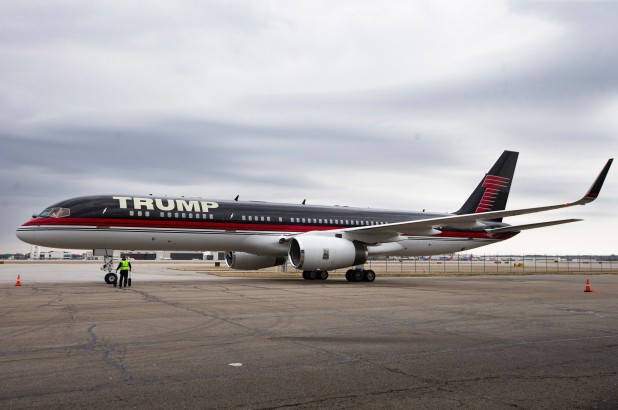Máy bay riêng của Tổng thống Mỹ Donald Trump bị va chạm, gãy cánh - Ảnh 1.