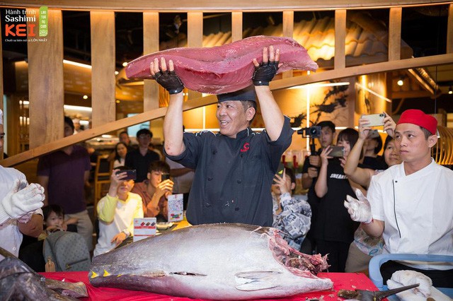 Cận cảnh màn mổ cá làm sashimi độc đáo do chính tay bếp trưởng hàng đầu Nhật Bản thực hiện - Ảnh 4.