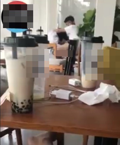 Đôi nam nữ vô tư diễn cảnh nóng trên ban công quán trà sữa ở Hà Nội khiến nhiều người đỏ mặt - Ảnh 2.