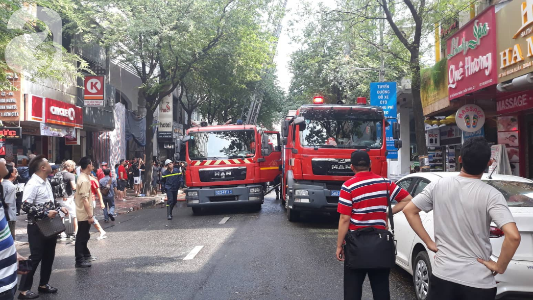 Khách sạn trung tâm quận 1 cháy lớn, du khách nước ngoài tháo chạy hoảng loạn - Ảnh 4.