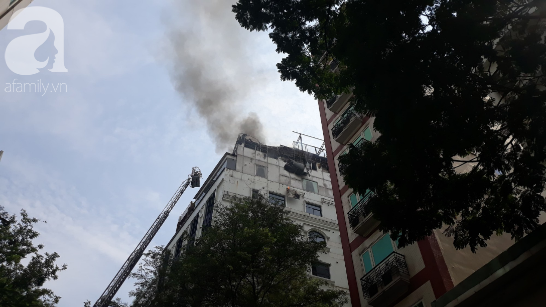 Khách sạn trung tâm quận 1 cháy lớn, du khách nước ngoài tháo chạy hoảng loạn - Ảnh 2.
