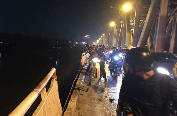 Hà Nội: Kinh hoàng xe ô tô tông rụng lan can cầu Chương Dương rơi xuống sông Hồng - Ảnh 1.