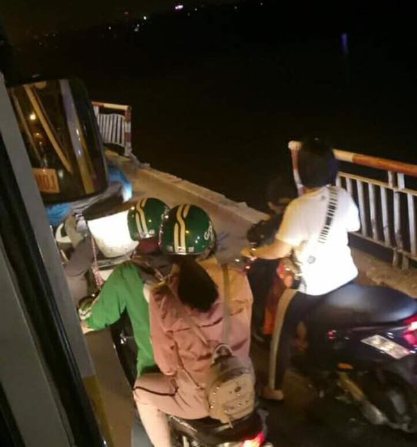 Hà Nội: Kinh hoàng xe ô tô tông rụng lan can cầu Chương Dương rơi xuống sông Hồng - Ảnh 2.