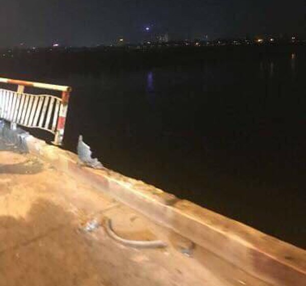Hà Nội: Kinh hoàng xe ô tô tông rụng lan can cầu Chương Dương rơi xuống sông Hồng - Ảnh 3.
