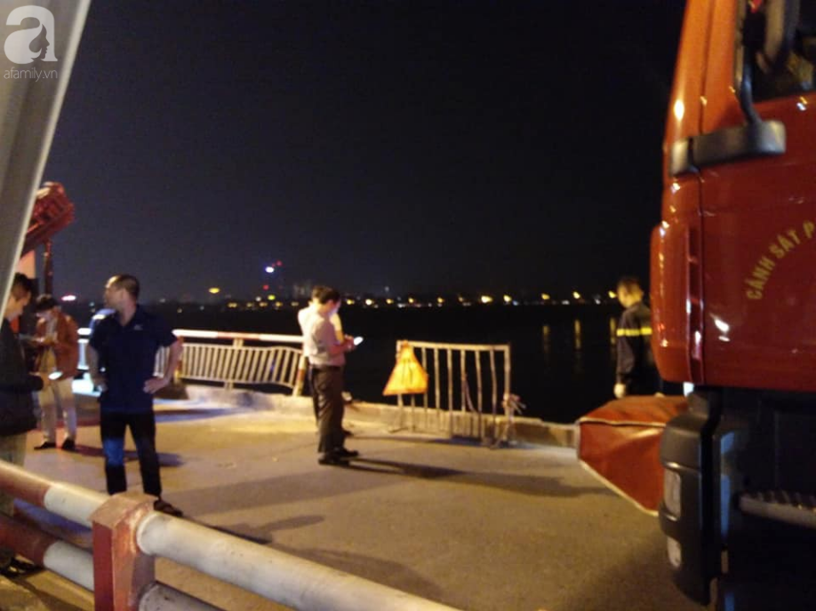 Vụ xe ô tô tông sập lan can rơi xuống sông Hồng: Trời tối khiến công tác tìm kiếm khó khăn - Ảnh 3.