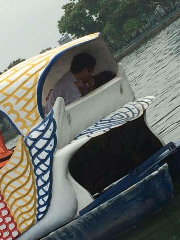 Ph&aacute;t hiện cặp đ&ocirc;i c&oacute; h&agrave;nh động lạ trong thuyền vịt giữa hồ, cư d&acirc;n mạng b&agrave;y tỏ quan ngại nguy cơ lật vịt - Ảnh 3.