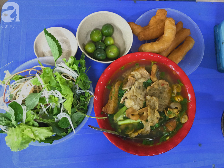 Đ&ecirc;m lạnh, gh&eacute; h&agrave;ng b&uacute;n c&aacute; ng&otilde; Hồng Ph&uacute;c 20 năm tuổi, b&aacute;n xuy&ecirc;n đ&ecirc;m để nhắm nh&aacute;p vị ấm &aacute;p của đất H&agrave; Th&agrave;nh - Ảnh 6.