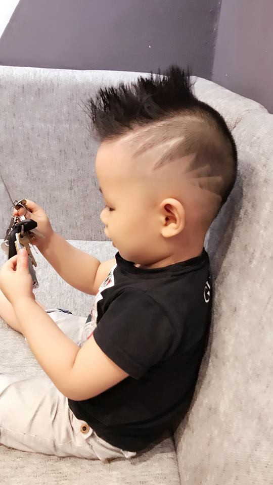 Đã tìm ra cậu bé chất chơi nhất Việt Nam, 4 tuổi đã sở hữu hàng chục kiểu tóc có một không hai - Ảnh 2.