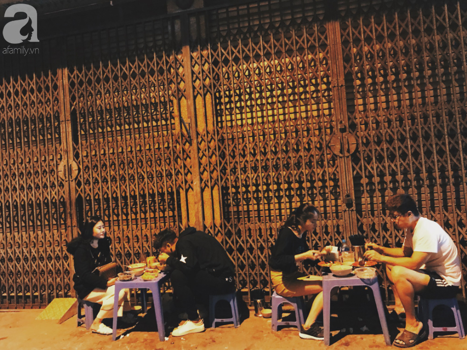 Đ&ecirc;m lạnh, gh&eacute; h&agrave;ng b&uacute;n c&aacute; ng&otilde; Hồng Ph&uacute;c 20 năm tuổi, b&aacute;n xuy&ecirc;n đ&ecirc;m để nhắm nh&aacute;p vị ấm &aacute;p của đất H&agrave; Th&agrave;nh - Ảnh 8.