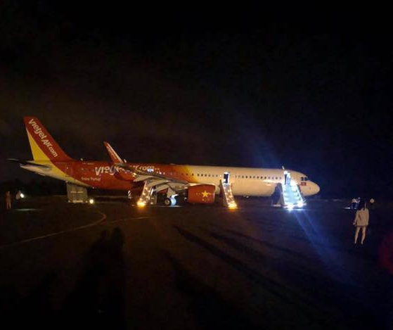 Vụ máy bay Vietjet gặp sự cố nghiêm trọng khi tiếp đất: 6 hành khách bị chấn thương - Ảnh 1.