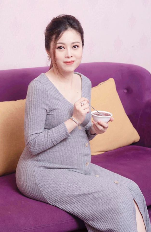 Cuối tuần của các hot mom: Huỳnh Lý Đông Phương để tóc ngắn lạ lẫm, Meo Meo tình tứ bên chồng mới - Ảnh 3.