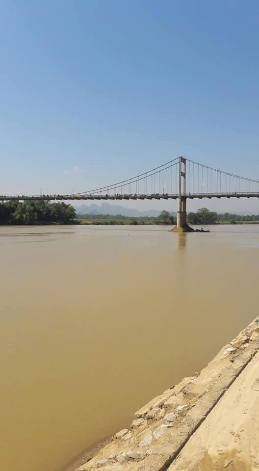 Nghệ An: Tìm thấy thi thể nữ sinh lớp 10 bỏ sách vở trên cầu rồi gieo mình xuống sông Lam - Ảnh 1.