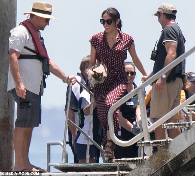 Công nương Meghan và Kate lắm khi mặc trông giống hệt chị em sinh đôi - Ảnh 1. Công nương Meghan và Kate lắm khi mặc trông giống hệt chị em sinh đôi - Ảnh 1.