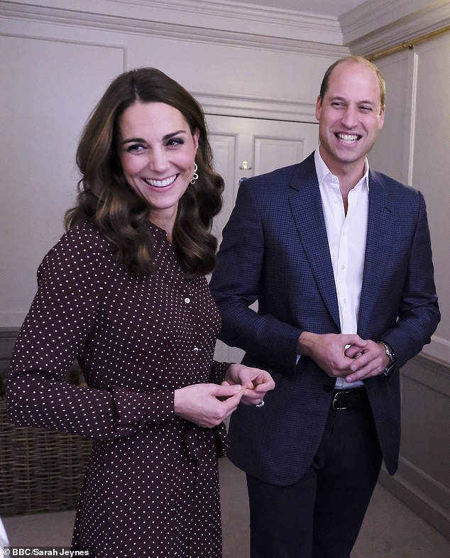 Công nương Meghan và Kate lắm khi mặc trông giống hệt chị em sinh đôi - Ảnh 3. Công nương Meghan và Kate lắm khi mặc trông giống hệt chị em sinh đôi - Ảnh 3.