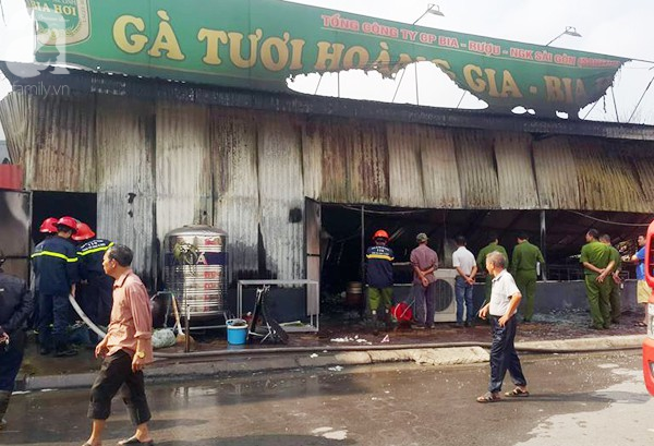 Hải Dương: Chỉ trong chốc lát, ngọn lửa thiêu rụi một nhà hàng lớn - Ảnh 3.